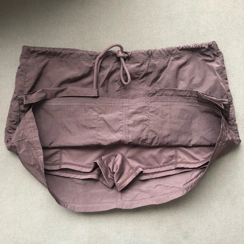 Alo Yoga Crinkle Surplus Mini Skirt Raisinette XS